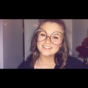 Meet your Posher, Ella